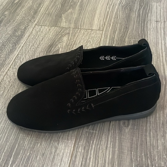 Women’s Minnetonka Flats Size 9.5 - Picture 2 of 8